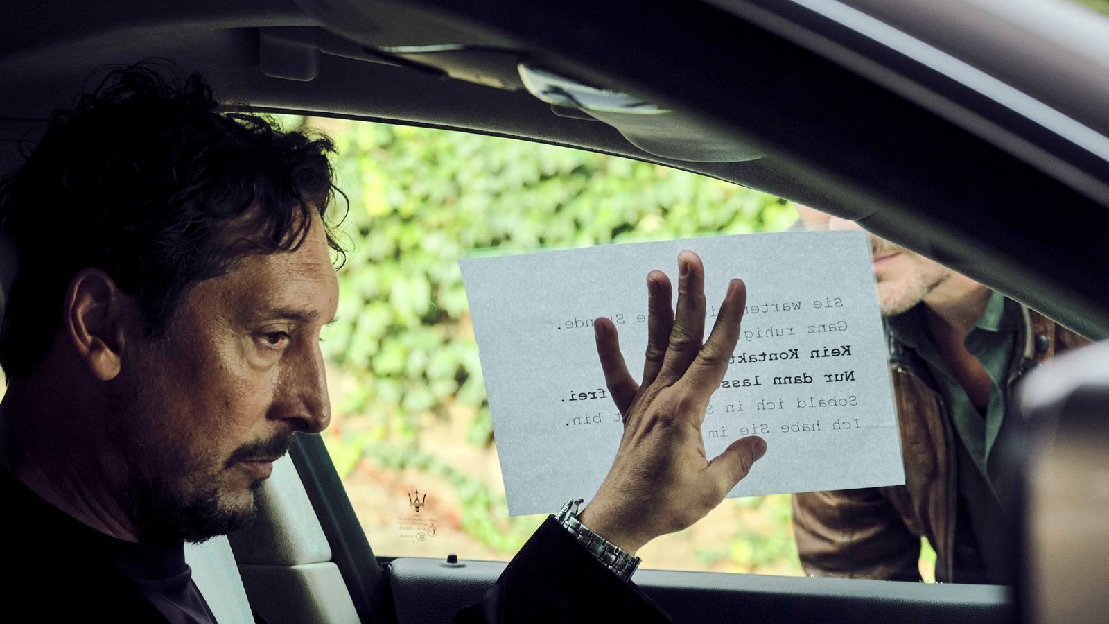 Stephan Hübner (Hans Löw) hält sich buchstabengenau an die Anweisungen aus dem Brief.Foto: SWR/Benoît Linder