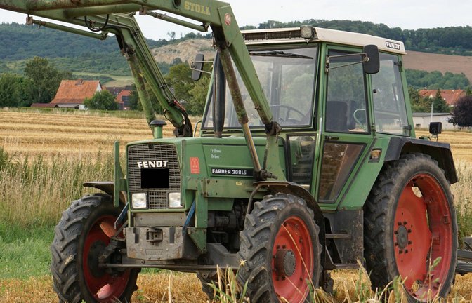 Im Kreis Heidenheim hat sich ein schwerer Unfall mit einem Traktor ereignet (Symbolbild)<span class='image-autor'>Foto: IMAGO/Martin Wagner</span>