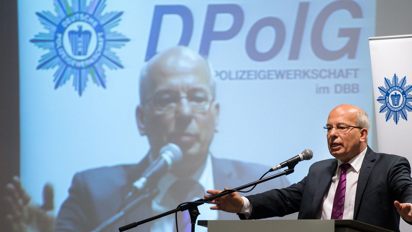 Chef-Gewerkschafter Rainer Wendt beim Landeskongress der Deutschen Polizeigewerkschaft (DPolG) in Berlin.Foto: dpa Chef-Gewerkschafter Rainer Wendt beim Landeskongress der Deutschen Polizeigewerkschaft (DPolG) in Berlin.Foto: dpa