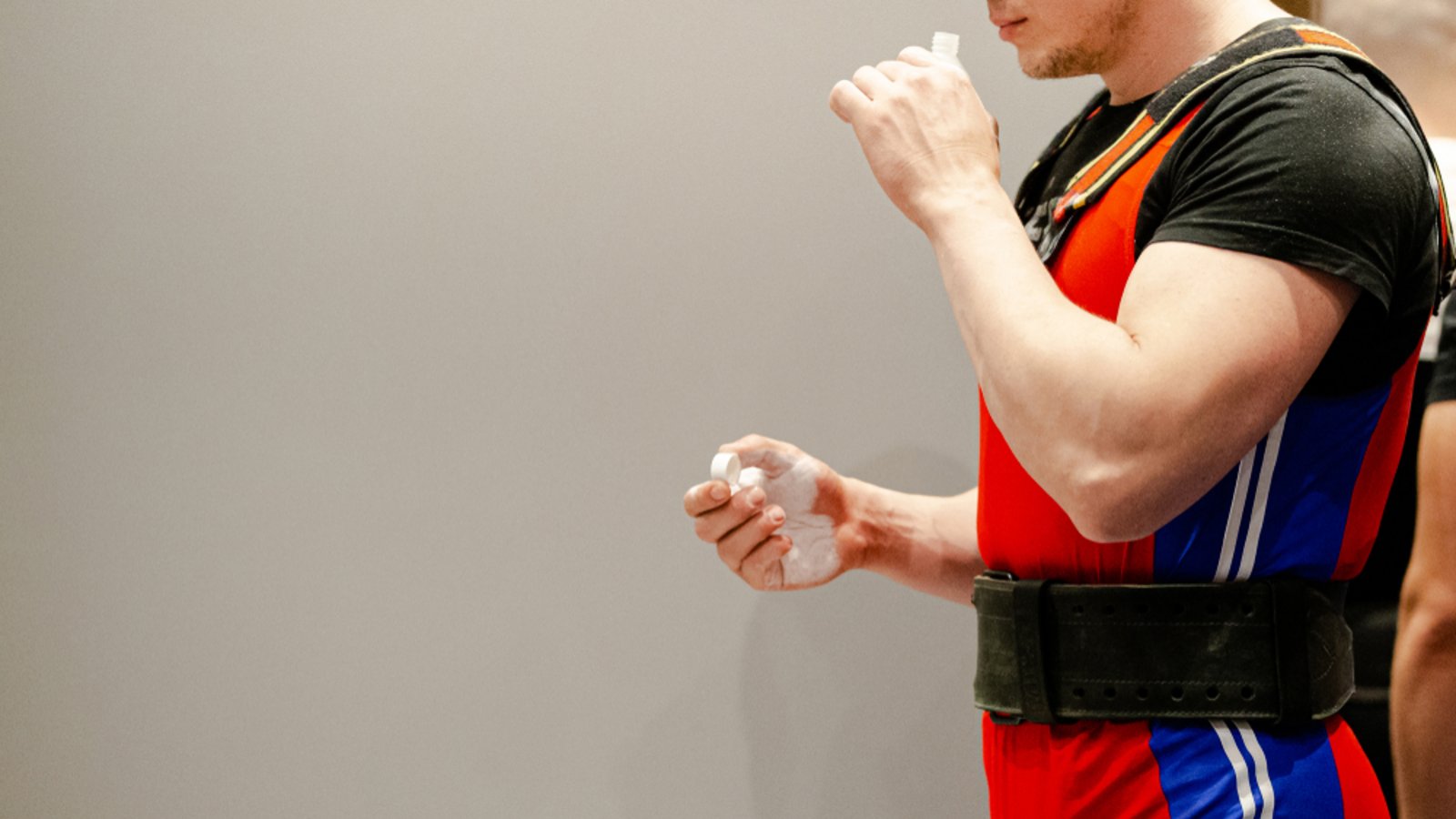 Als Vorbereitung auf eine Kraftleistung ist Riechsalz bei so manchem Sportler beliebt.Foto: sportpoint / shutterstock.com Als Vorbereitung auf eine Kraftleistung ist Riechsalz bei so manchem Sportler beliebt.Foto: sportpoint / shutterstock.com