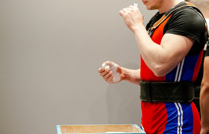 Als Vorbereitung auf eine Kraftleistung ist Riechsalz bei so manchem Sportler beliebt.<span class='image-autor'>Foto: sportpoint / shutterstock.com</span>