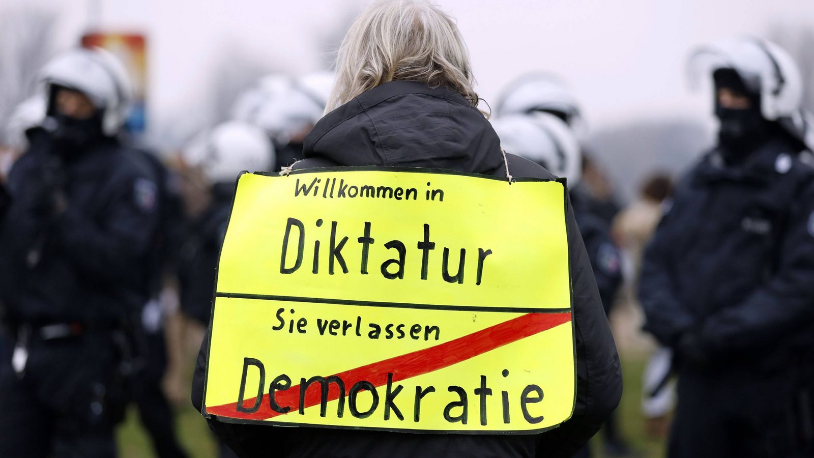 Vor allem während der Pandemie glaubten viele Menschen an die Verschwörungstheorie, dass Deutschland keine Demokratie mehr sei.Foto: IMAGO/Panama Pictures Vor allem während der Pandemie glaubten viele Menschen an die Verschwörungstheorie, dass Deutschland keine Demokratie mehr sei.Foto: IMAGO/Panama Pictures