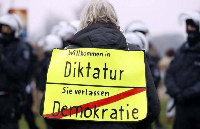 Vor allem während der Pandemie glaubten viele Menschen an die Verschwörungstheorie, dass Deutschland keine Demokratie mehr sei.<span class='image-autor'>Foto: IMAGO/Panama Pictures</span>