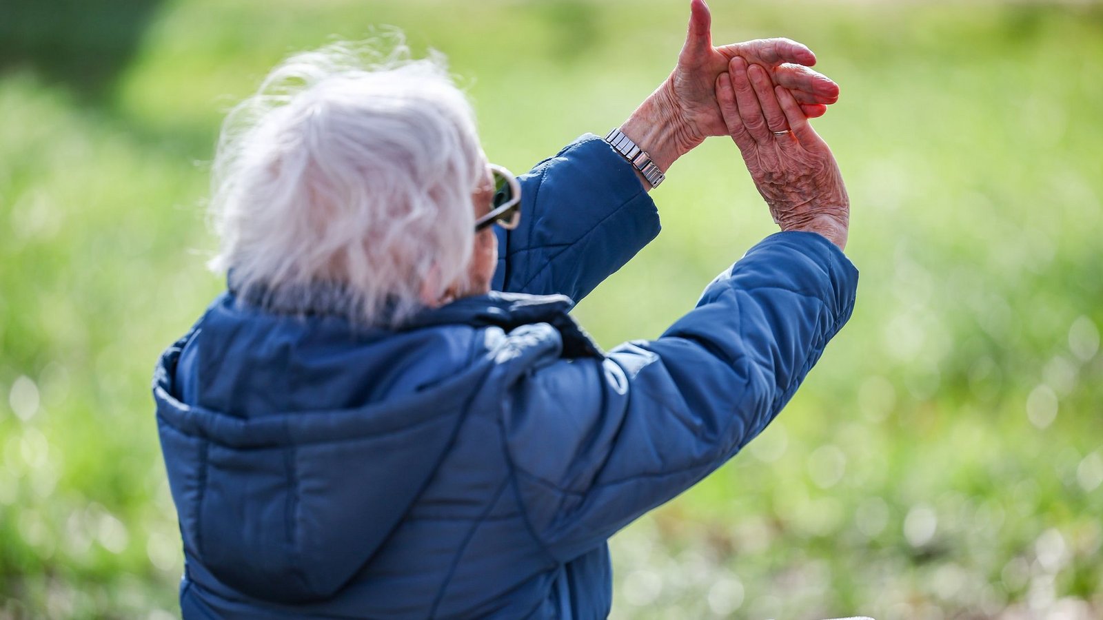 Im Juli steigen die Renten in Deutschland, hier eine Rentnerin bei einer Yogastunde. (Archivbild)Foto: Jan Woitas/dpa