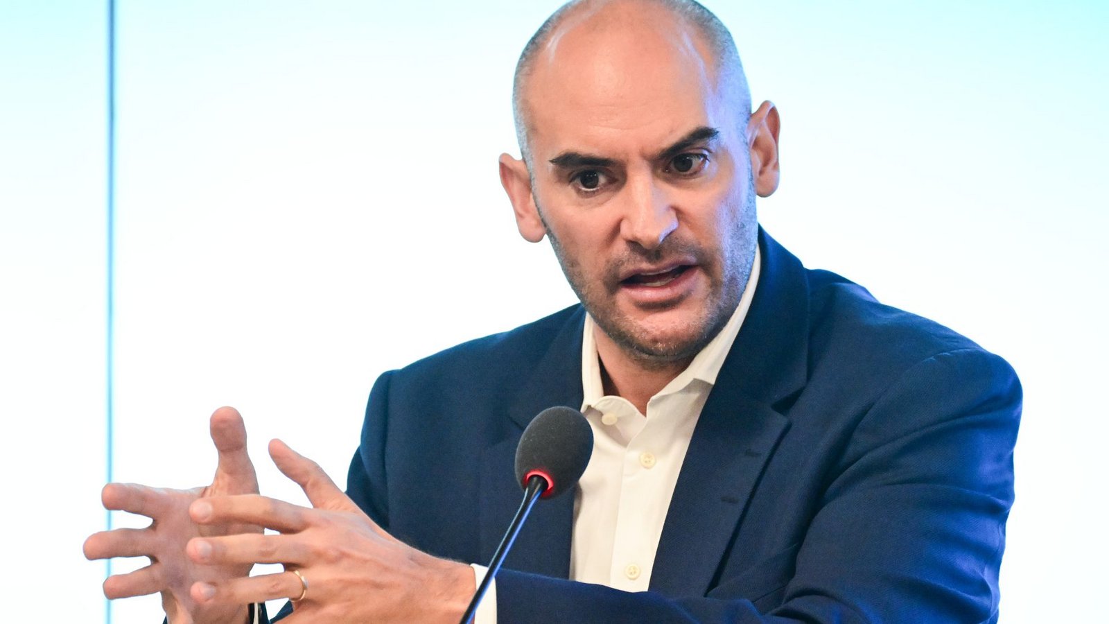Finanzminister Danyal Bayaz stützt die Tarifgemeinschaft deutscher Länder (TdL), die in Potsdam  stellvertretend für alle Arbeitgeber (außer Hessen) verhandelt hat.Foto: Bernd Weißbrod/dpa