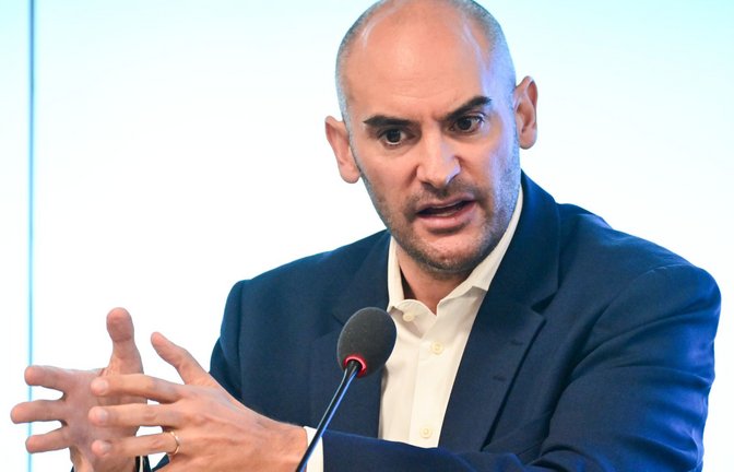Finanzminister Danyal Bayaz stützt die Tarifgemeinschaft deutscher Länder (TdL), die in Potsdam  stellvertretend für alle Arbeitgeber (außer Hessen) verhandelt hat.<span class='image-autor'>Foto: Bernd Weißbrod/dpa</span>