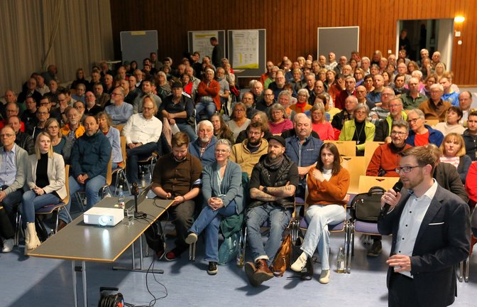 Bürgermeister Jens Hübner stellt den Markgröninger Bürgern in der Unterriexinger Turn- und Festhalle die Pläne zur Windkraft vor. <span class='image-autor'>Foto: Küppers</span>