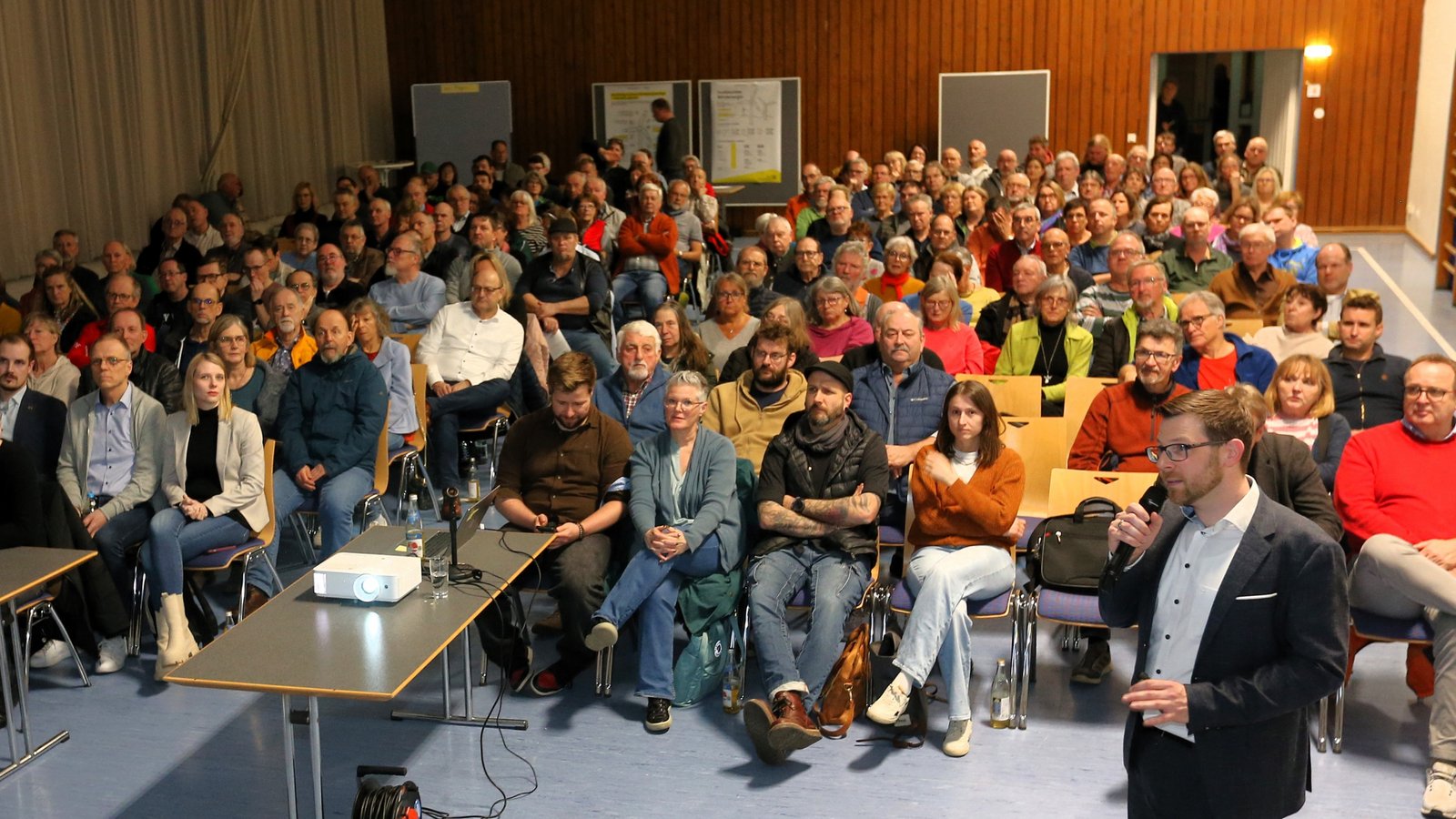 Bürgermeister Jens Hübner stellt den Markgröninger Bürgern in der Unterriexinger Turn- und Festhalle die Pläne zur Windkraft vor. Foto: Küppers Bürgermeister Jens Hübner stellt den Markgröninger Bürgern in der Unterriexinger Turn- und Festhalle die Pläne zur Windkraft vor. Foto: Küppers