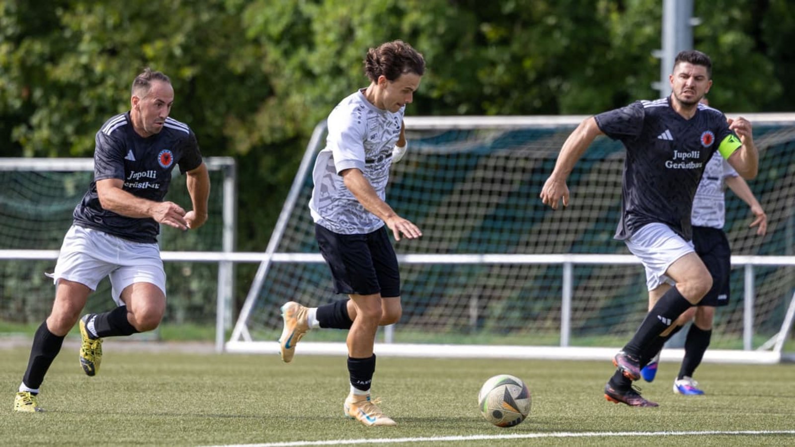 Brachte sein Team zurück in die Spur: Egon Kuczora (am Ball) erzielte das zwischenzeitliche 2:2 des SV Magstadt bei K.F.I.B. Sindelfingen (in Schwarz).Eibner/Drofitsch Brachte sein Team zurück in die Spur: Egon Kuczora (am Ball) erzielte das zwischenzeitliche 2:2 des SV Magstadt bei K.F.I.B. Sindelfingen (in Schwarz).Eibner/Drofitsch
