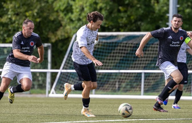 Brachte sein Team zurück in die Spur: Egon Kuczora (am Ball) erzielte das zwischenzeitliche 2:2 des SV Magstadt bei K.F.I.B. Sindelfingen (in Schwarz).<span class='image-autor'>Eibner/Drofitsch</span>