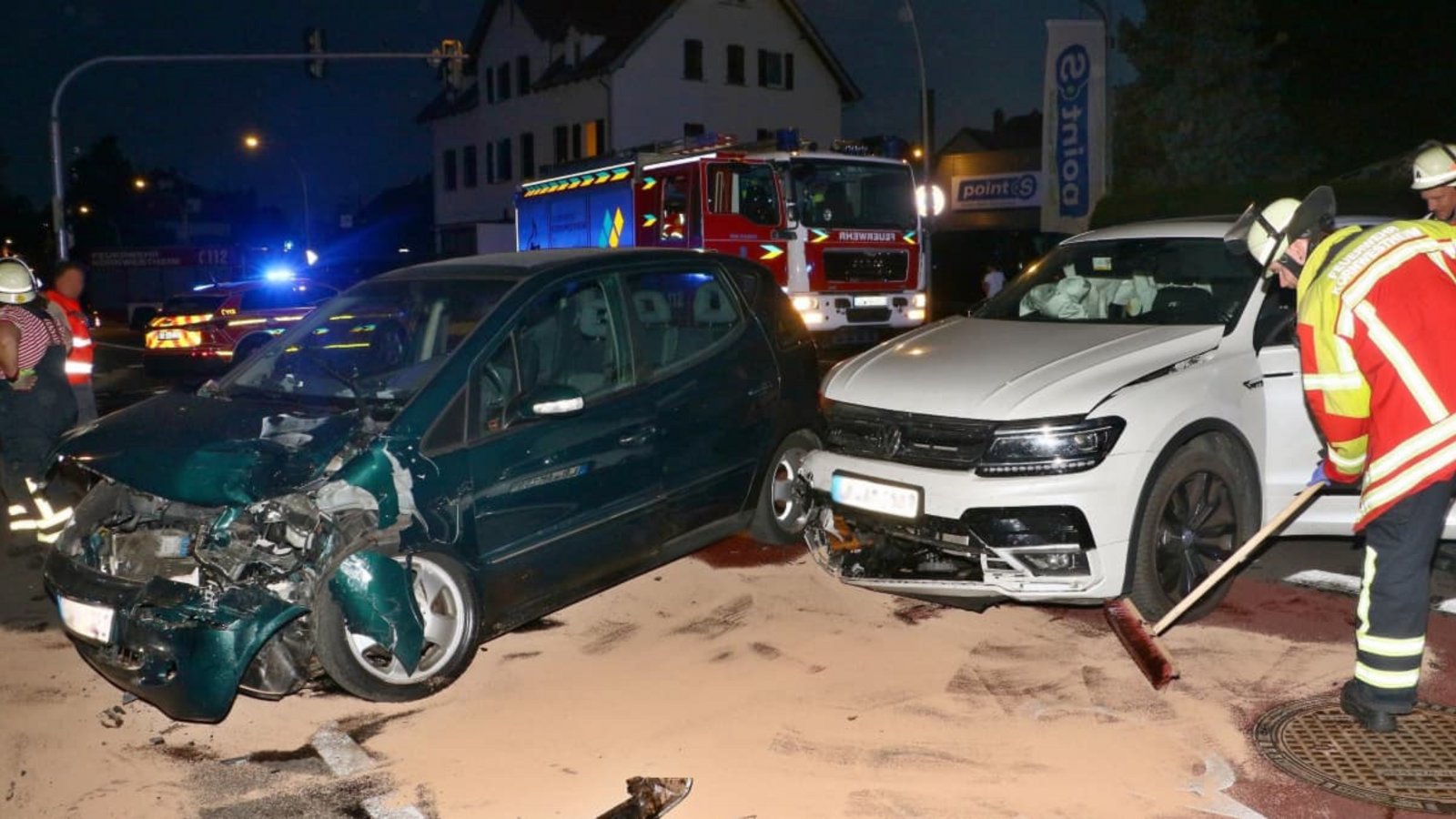 Die Feuerwehr streute Betriebsmittel aus um auslaufende Flüssigkeiten aufzusaugen.KS-Images.de / Andreas Rometsch Die Feuerwehr streute Betriebsmittel aus um auslaufende Flüssigkeiten aufzusaugen.KS-Images.de / Andreas Rometsch