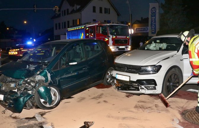 Die Feuerwehr streute Betriebsmittel aus um auslaufende Flüssigkeiten aufzusaugen.<span class='image-autor'>KS-Images.de / Andreas Rometsch</span>