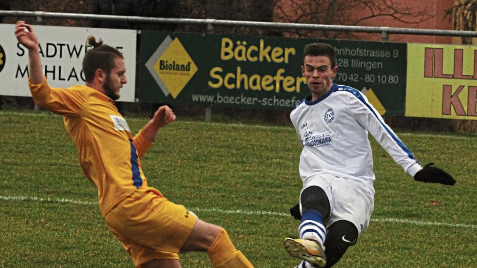 Die Ineffektivität vor dem Tor – hier blockt Rico Dettinger Illingens Leandro Franco (rechts) – bemängelt SVI-Trainer Tobias Häfner. Foto: Nachreiner Die Ineffektivität vor dem Tor – hier blockt Rico Dettinger Illingens Leandro Franco (rechts) – bemängelt SVI-Trainer Tobias Häfner. Foto: Nachreiner