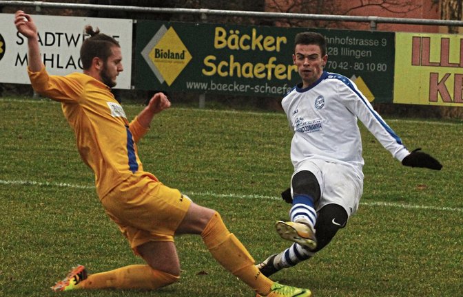 Die Ineffektivität vor dem Tor – hier blockt Rico Dettinger Illingens Leandro Franco (rechts) – bemängelt SVI-Trainer Tobias Häfner. Foto: Nachreiner