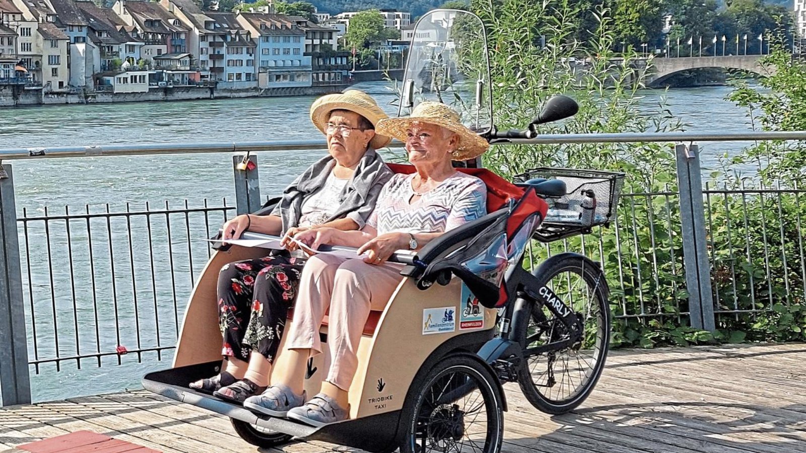 Ein Ausflug mit einer Rikscha soll in diesem Jahr auch in Vaihingen für Seniorinnen und Senioren möglich werden. Hier ein Bild, das vom Familienzentrum Rheinfelden zur Verfügung gestellt wurde. Dort sind zwei Fahrzeuge im Einsatz, mit denen es am Rhein entlang geht. Foto: p