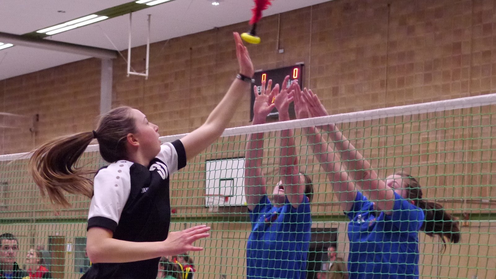 Enzweihingens Paula Glinder legt den Indiacaball mit viel Übersicht im Frauenwettbewerb über den Block des Team Belgien. Foto: privat