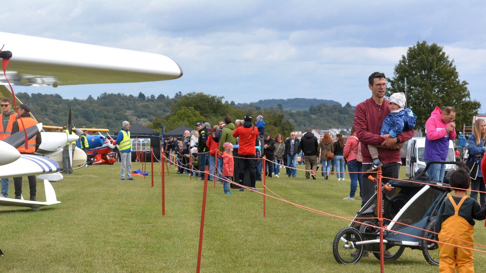 Das Flugplatzfest in Mühlacker ist auch in diesem Jahr wieder ein Publikumsmagnet. Zum 27. Mal findet es nun schon statt. Die grauen Wolken schrecken die Besucher nicht ab.  Fotos: Stahlfeld