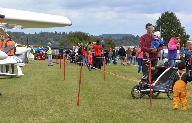 Das Flugplatzfest in Mühlacker ist auch in diesem Jahr wieder ein Publikumsmagnet. Zum 27. Mal findet es nun schon statt. Die grauen Wolken schrecken die Besucher nicht ab.  <span class='image-autor'>Fotos: Stahlfeld</span>