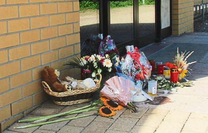 Ort des stillen Gedenkens vor dem Eingang zur Illinger Stromberg-Sporthalle Foto: Murschel