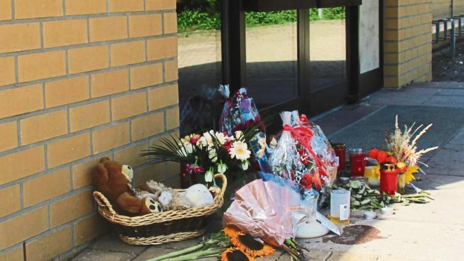 Ort des stillen Gedenkens vor dem Eingang zur Illinger Stromberg-Sporthalle Foto: Murschel Ort des stillen Gedenkens vor dem Eingang zur Illinger Stromberg-Sporthalle Foto: Murschel