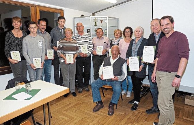 Beim Albverein Häfnerhaslach wurden Mitglieder geehrt, rechts Holger Springer. Foto: Lorch