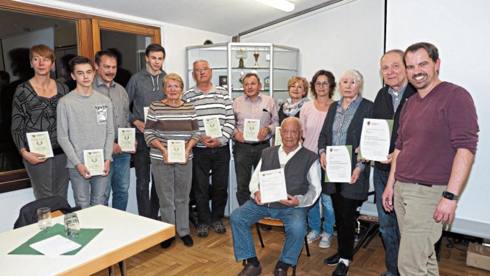 Beim Albverein Häfnerhaslach wurden Mitglieder geehrt, rechts Holger Springer. Foto: Lorch