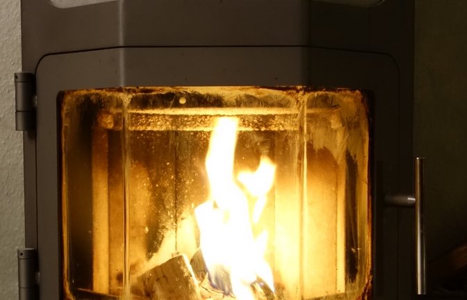 Das Feuer im Kaminofen sollte mit ruhiger bis lebhafter Flamme brennen.  <span class='image-autor'>Foto: Archiv</span>