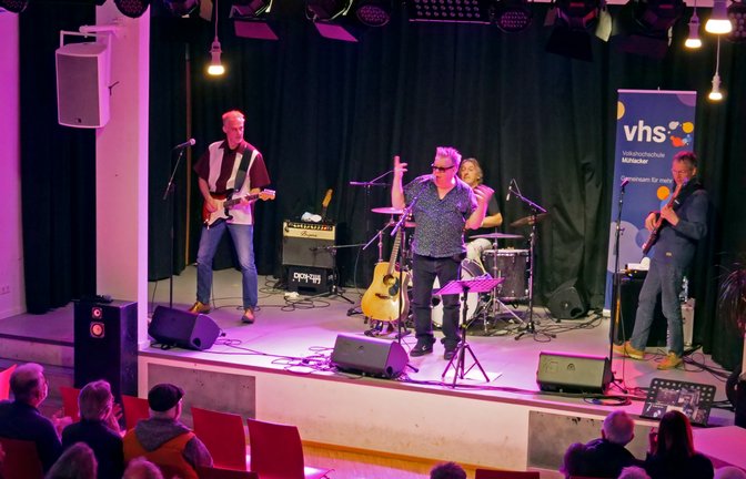 Zum Auftakt des Bluesfrühling in Mühlacker spielte sich Eddy Wilkinson alias Fast Eddy mit seiner Band am Freitagabend in die Herzen der Besucher des Jugendhaus Pro Zwo.  <span class='image-autor'>Foto: Friedrich</span>