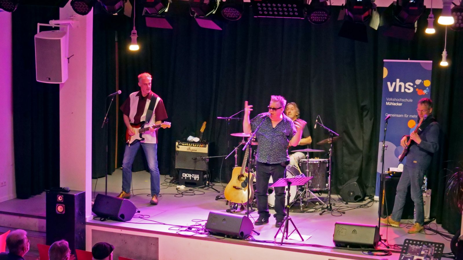 Zum Auftakt des Bluesfrühling in Mühlacker spielte sich Eddy Wilkinson alias Fast Eddy mit seiner Band am Freitagabend in die Herzen der Besucher des Jugendhaus Pro Zwo.  Foto: Friedrich