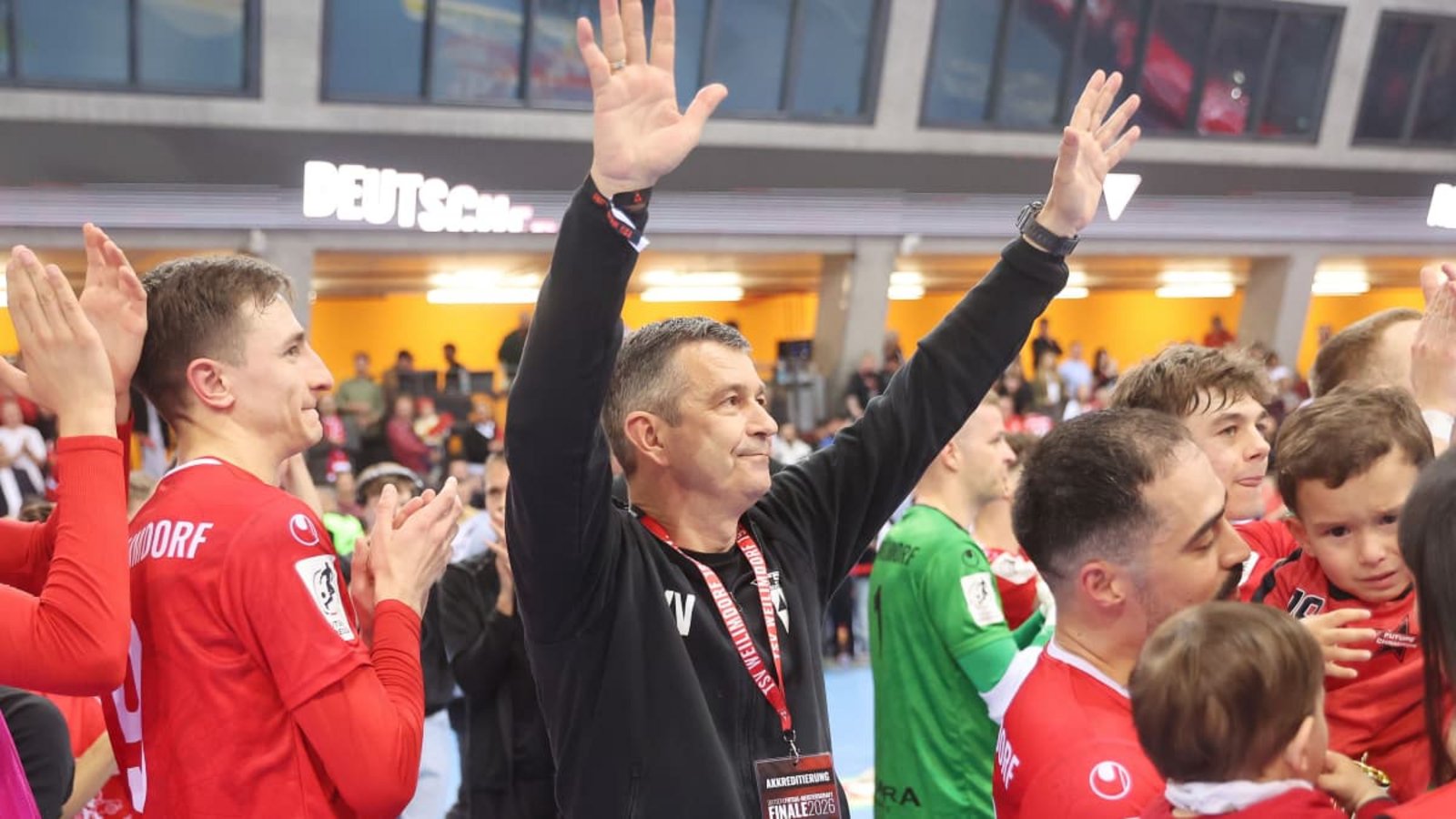 Trainer Vojkan Vukmirovic jubelt über den Gewinn der Deutschen Futsal-Meisterschaft nach dem Finale in der Scharrena – nur will er mit dem TSV Weilimdorf den Titel verteidigen.Baumann/Hansi Britsch Trainer Vojkan Vukmirovic jubelt über den Gewinn der Deutschen Futsal-Meisterschaft nach dem Finale in der Scharrena – nur will er mit dem TSV Weilimdorf den Titel verteidigen.Baumann/Hansi Britsch