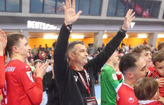 Trainer Vojkan Vukmirovic jubelt über den Gewinn der Deutschen Futsal-Meisterschaft nach dem Finale in der Scharrena&nbsp;– nur will er mit dem TSV Weilimdorf den Titel verteidigen.<span class='image-autor'>Baumann/Hansi Britsch</span>