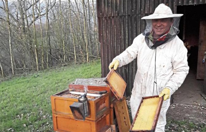Entdeckung am Morgen: Ein Imker bereitet in Aurich das neue Bienenjahr vor.  Foto: sr