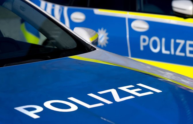 Zwei Einsatzfahrzeuge der Polizei (zu dpa: «Mann fährt mit Traktor auf Menschenmenge zu - zwei Verletzte»)<span class='image-autor'>Sven Hoppe/dpa</span>