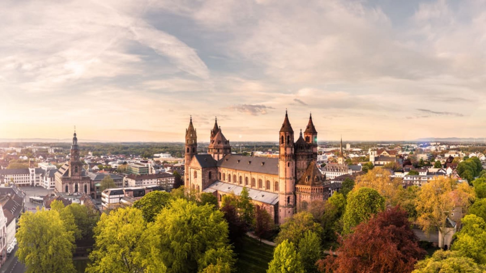 Vor der majestätischen Kulisse des Doms finden in Worms alljährlich die Nibelungen-Festspiele statt.Dominik Ketz/Rheinland-Pfalz Tourismus GmbH Vor der majestätischen Kulisse des Doms finden in Worms alljährlich die Nibelungen-Festspiele statt.Dominik Ketz/Rheinland-Pfalz Tourismus GmbH