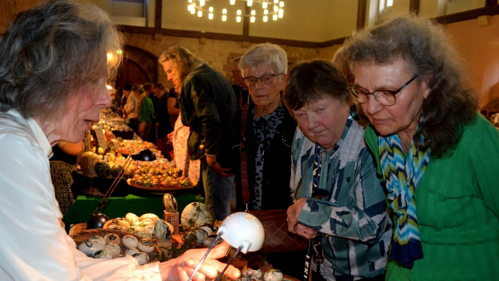 Schätzungsweise 2000 Besucherinnen und Besucher kommen am Wochenende zum Ostereiermarkt in die Maulbronner Stadthalle.
