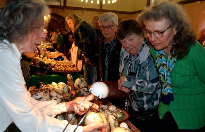Schätzungsweise 2000 Besucherinnen und Besucher kommen am Wochenende zum Ostereiermarkt in die Maulbronner Stadthalle.