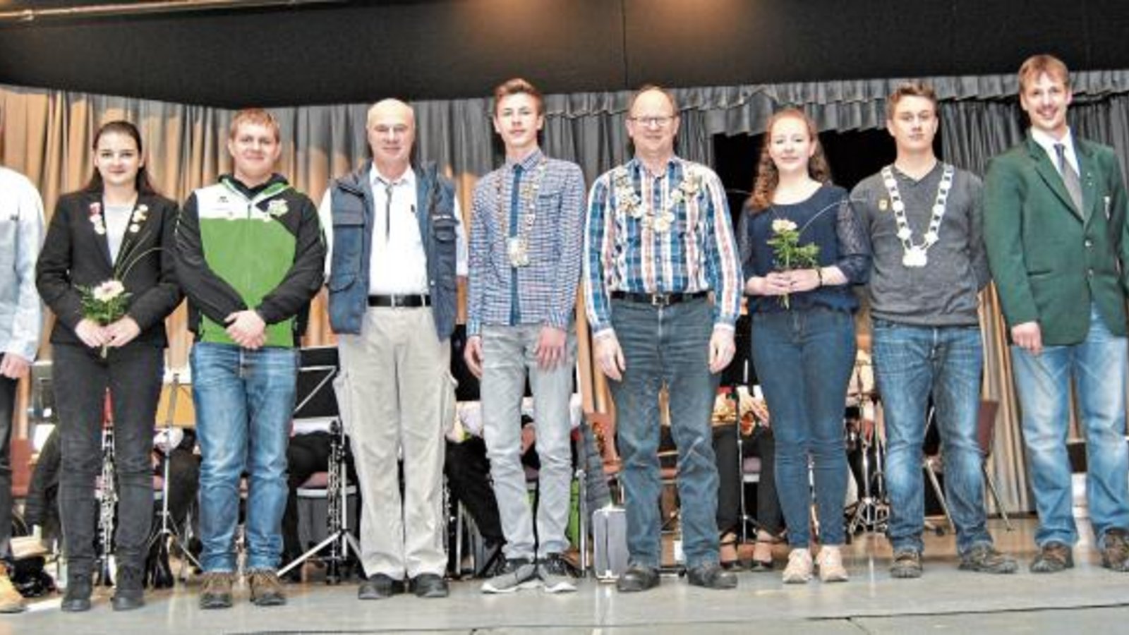 Schützenkönig wurde mit einem 26-Teiler Peter Rempp vom SV Derdingen (Fünfter von rechts) – hier bei der Proklamation. Foto: Haller