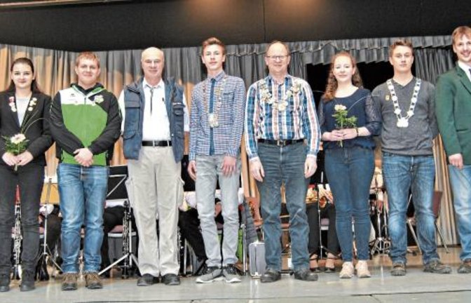 Schützenkönig wurde mit einem 26-Teiler Peter Rempp vom SV Derdingen (Fünfter von rechts) – hier bei der Proklamation. Foto: Haller