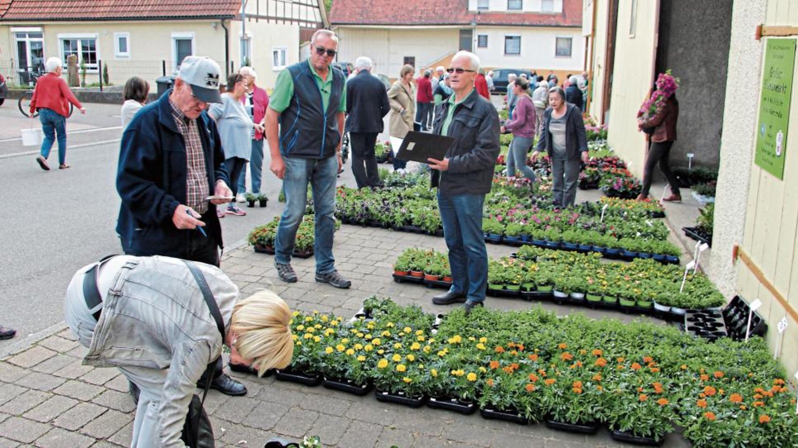 Roland Beck (mit Buch) kümmert sich jedes Jahr um die Pflanzenauswahl in Oberriexingen. Gemeinsam mit Friedrich Bayha zeichnet er für den Blumenmarkt verantwortlich. Fotos: Gergen Roland Beck (mit Buch) kümmert sich jedes Jahr um die Pflanzenauswahl in Oberriexingen. Gemeinsam mit Friedrich Bayha zeichnet er für den Blumenmarkt verantwortlich. Fotos: Gergen