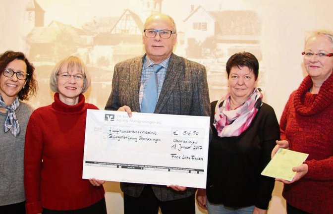 Anja Schäberle, Regina Schütz-Klose, Bürgermeister Werner Somlai, Gisela Stolper und Beate Fetzer (von links) freuen sich, mit dem Kochbucherlös Oberriexinger Bürgerprojekte unterstützen zu können. Foto: Gergen