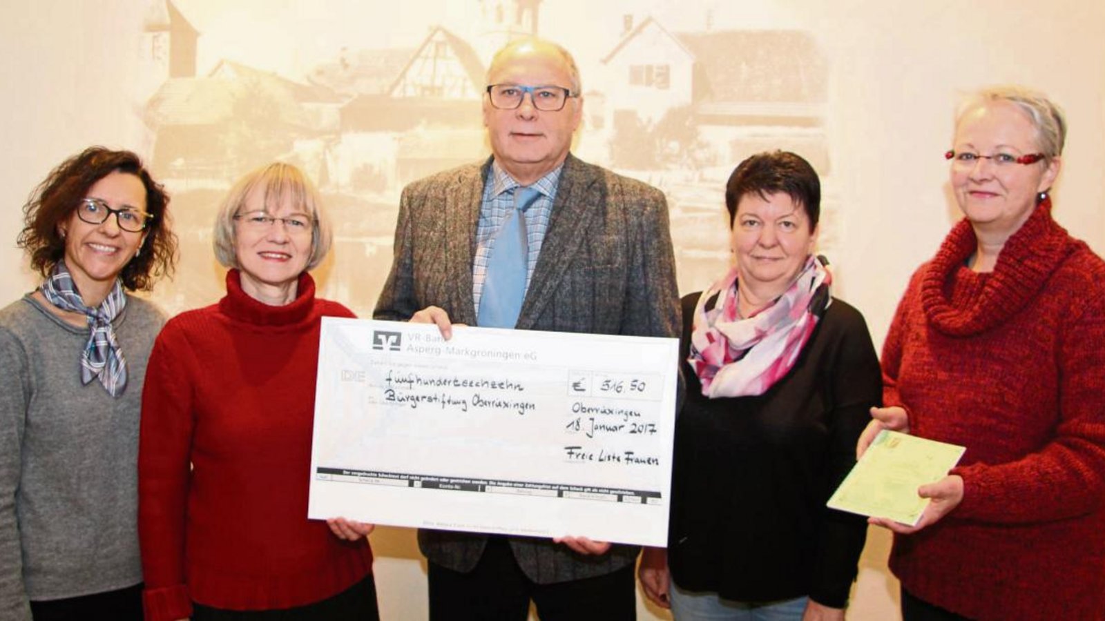 Anja Schäberle, Regina Schütz-Klose, Bürgermeister Werner Somlai, Gisela Stolper und Beate Fetzer (von links) freuen sich, mit dem Kochbucherlös Oberriexinger Bürgerprojekte unterstützen zu können. Foto: Gergen Anja Schäberle, Regina Schütz-Klose, Bürgermeister Werner Somlai, Gisela Stolper und Beate Fetzer (von links) freuen sich, mit dem Kochbucherlös Oberriexinger Bürgerprojekte unterstützen zu können. Foto: Gergen