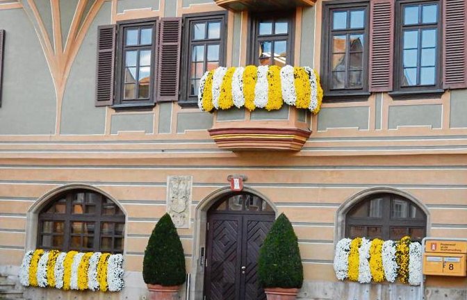 Die Stadtgärtner in Bietigheim-Bissingen sind offensichtlich künstlerisch veranlagt: fein abgestimmte Chrysanthemen-Deko am Rathaus in Bietigheim.  Foto: Arning