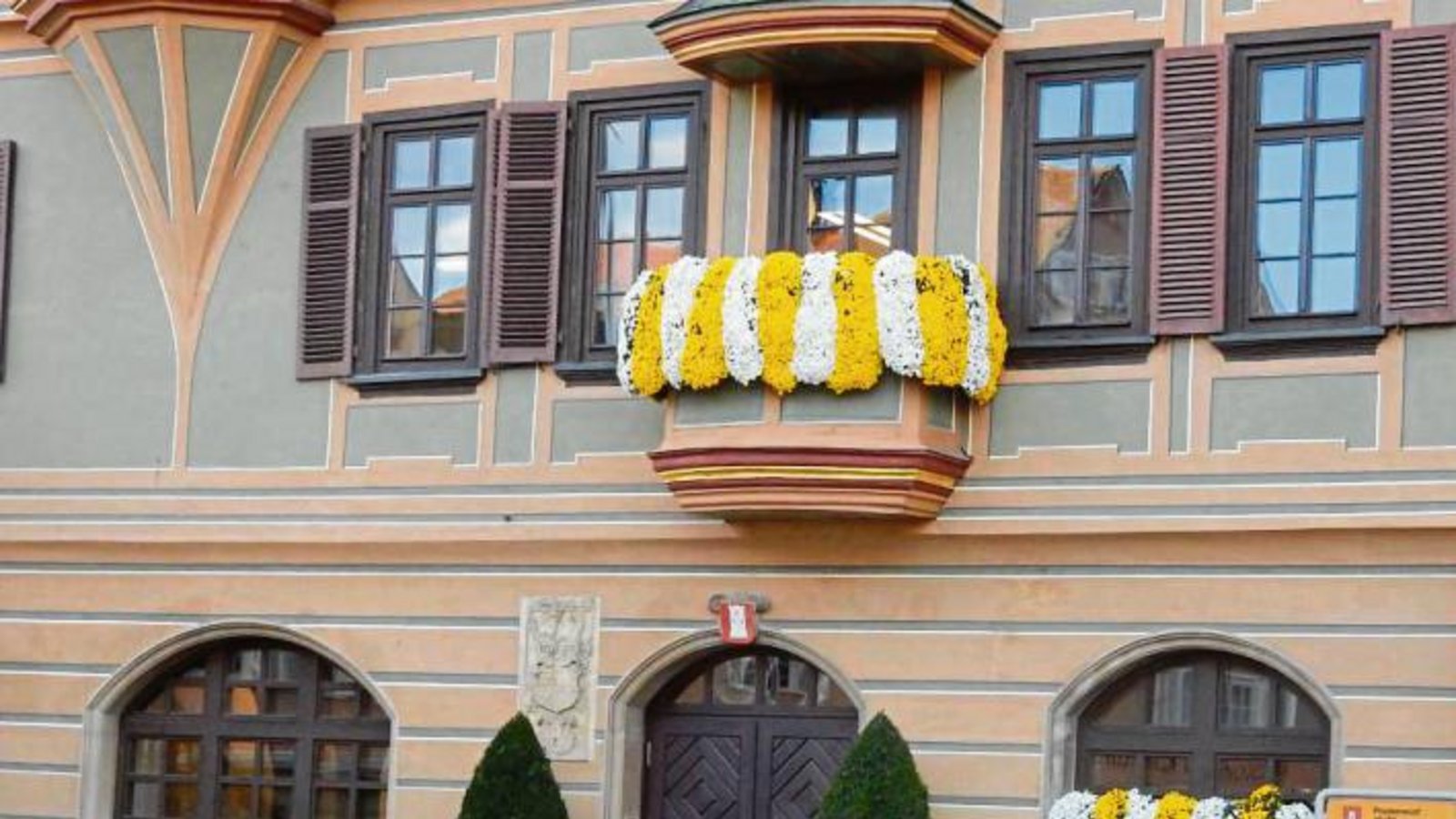 Die Stadtgärtner in Bietigheim-Bissingen sind offensichtlich künstlerisch veranlagt: fein abgestimmte Chrysanthemen-Deko am Rathaus in Bietigheim.  Foto: Arning