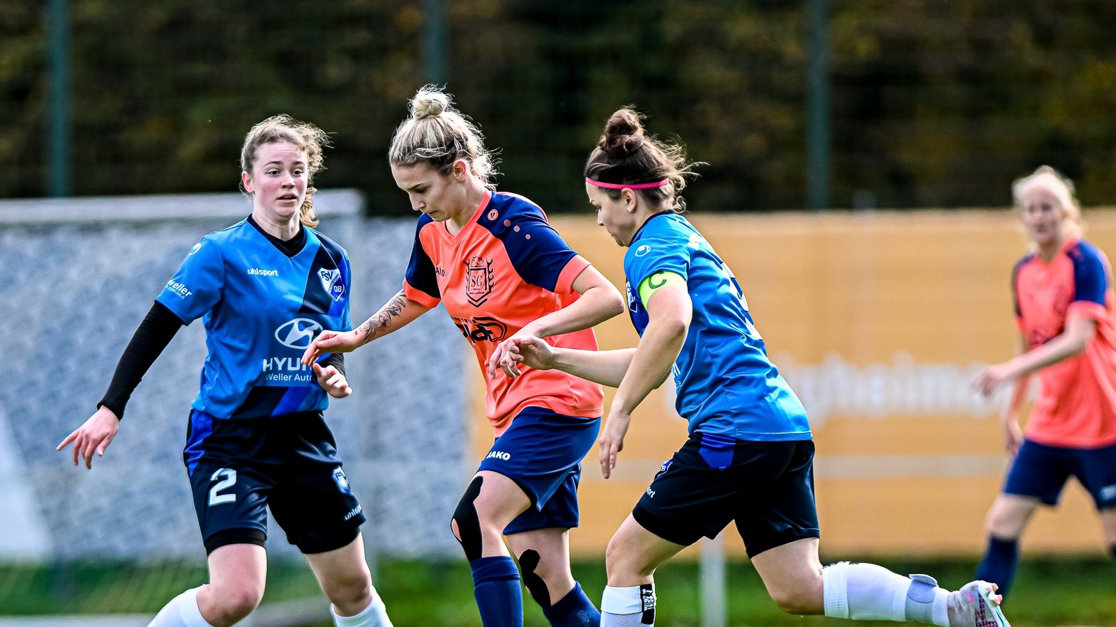 Amelie Schmid (Mitte) versucht, gegen die Bissinger Übermacht anzukommen. Doch die SGM verliert klar mit 0:6. Foto: Krause Amelie Schmid (Mitte) versucht, gegen die Bissinger Übermacht anzukommen. Doch die SGM verliert klar mit 0:6. Foto: Krause