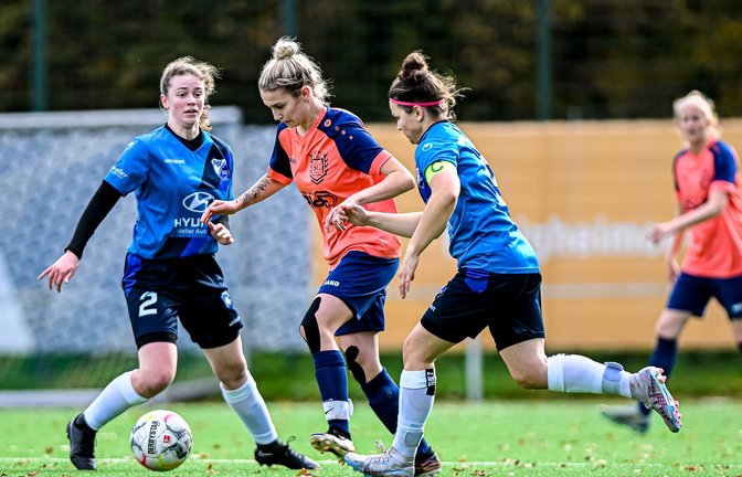 Amelie Schmid (Mitte) versucht, gegen die Bissinger Übermacht anzukommen. Doch die SGM verliert klar mit 0:6. <span class='image-autor'>Foto: Krause</span>
