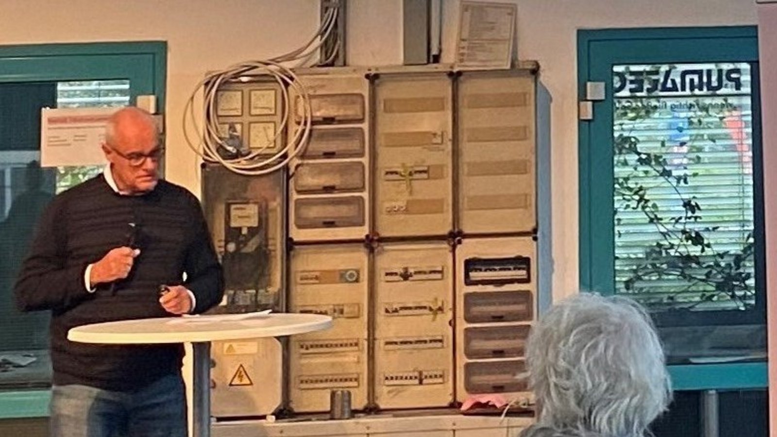 Norbert Geissel erklärt den Vaihinger Unternehmern, wie sie sich einbringen können. Foto: Mross
