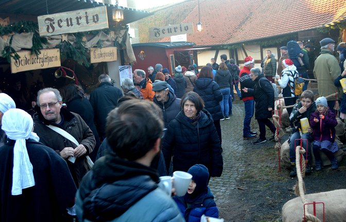 Das mittelalterliche Flair der Lienzinger Gaden macht das Besondere des Weihnachtsmarktes aus.  <span class='image-autor'>Fotos: Stahlfeld</span>