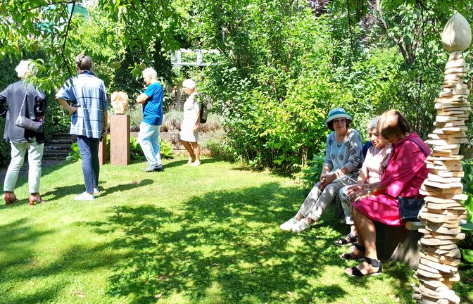 Der Garten des Hauses Seeburger bietet das perfekte Ambiente für die Holzskulpturen.  <span class='image-autor'>Foto: Filitz</span>