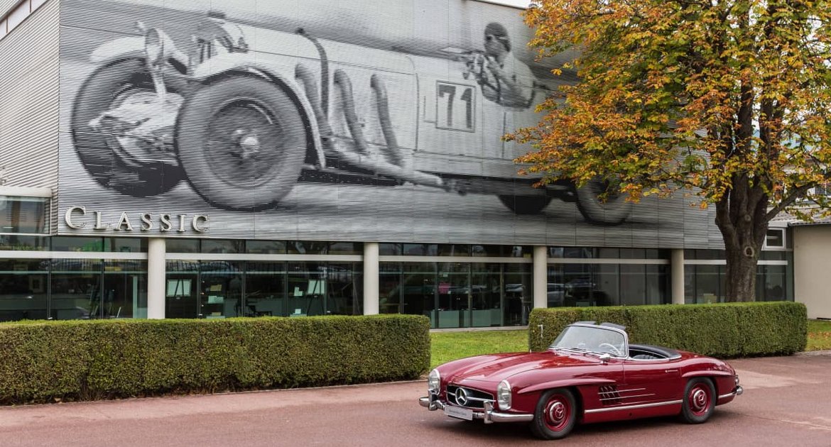 Das Mercedes-Benz Classic Center in Fellbach beinhaltet eine Fläche von 18.000 Quadratmetern, unter anderem mit einem Showroom und Werkstattbereichen. Der 300 SL Roadster, gebaut von 1957 bis 1963, zählt mit gebauten 1858 Exemplaren zu den begehrtesten Mercedes-Klassikern.
