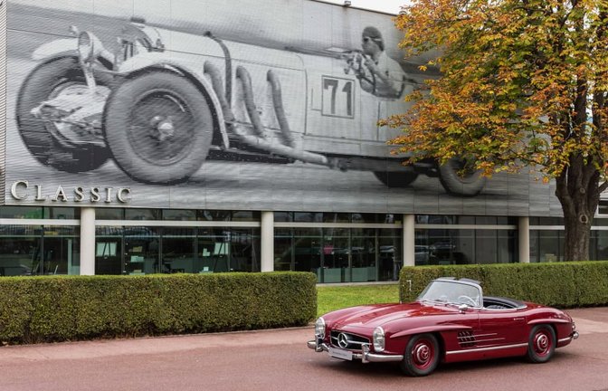 Das Mercedes-Benz Classic Center in Fellbach beinhaltet eine Fläche von 18.000 Quadratmetern, unter anderem mit einem Showroom und Werkstattbereichen. Der 300 SL Roadster, gebaut von 1957 bis 1963, zählt mit gebauten 1858 Exemplaren zu den begehrtesten Mercedes-Klassikern.<span class='image-autor'>Mercedes-Benz AG</span>